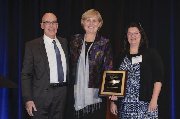 Elsa Reichmanis (center) with Juan de Pablo (left, Chair of Awards Selection Subcommittee), and Pfizer's Mary am Ende