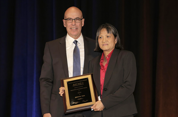 Left to right: Juan de Pablo, University of Chicago, Chair of the Awards Selection Subcommittee, presents the 2018 Industry Leadership Award to Jean Tom (Bristol-Myers Squibb) at the 2018 Honors Ceremony.