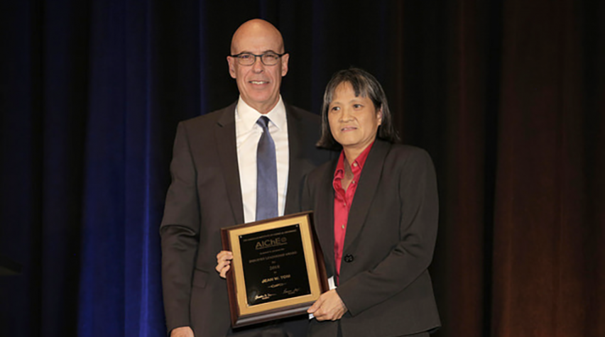 Left to right: Juan de Pablo, University of Chicago, Chair of the Awards Selection Subcommittee, presents the 2018 Industry Leadership Award to Jean Tom (Bristol-Myers Squibb) at the 2018 Honors Ceremony.